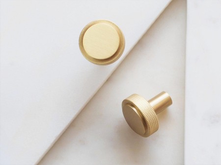 modernistyczny uchwyt meblowy MANO