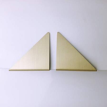 Złoty uchwyt trójkątny krawędziowy TRIO.jpg