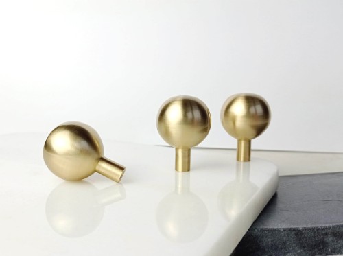 Przejdź do produktu SARA - złota, kulista gałka do mebli