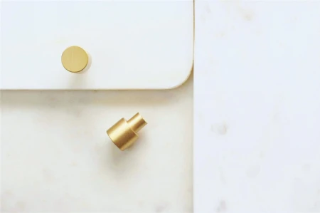 VOTO_minimalistyczny_mosiężny_uchwyt.jpg
